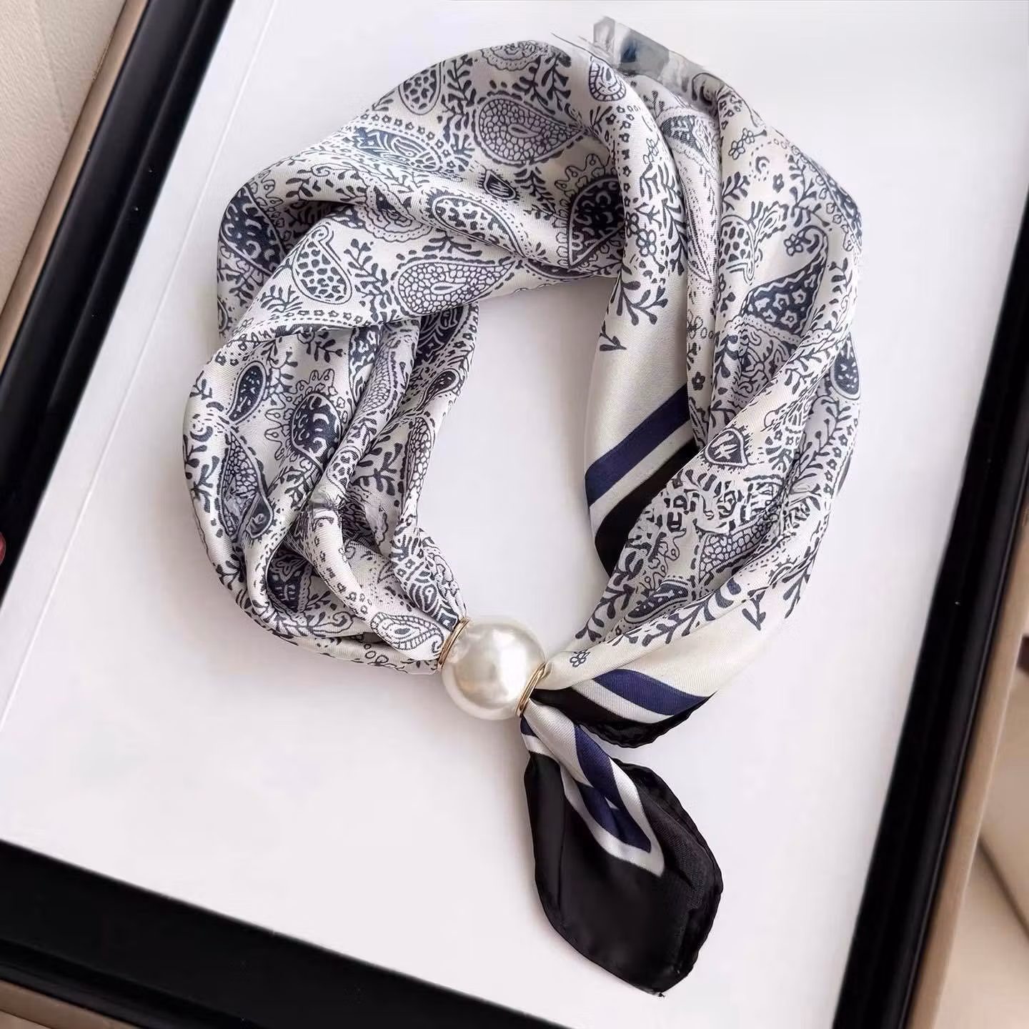 Scarf med pärla - Siv - Marinblå