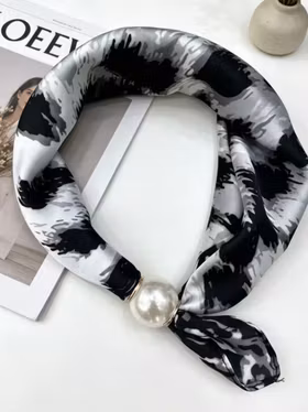 Scarf med pärla - Leo - Svart