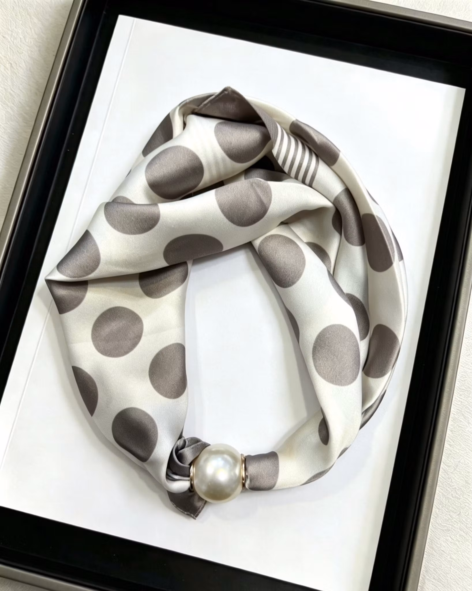 Scarf med pärla - Dott - Taupe