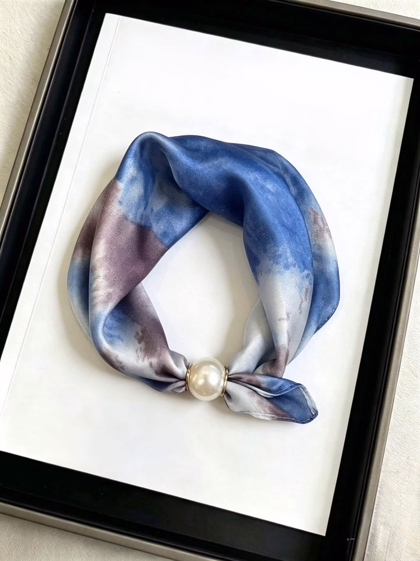 Scarf med pärla - Rita - Blå