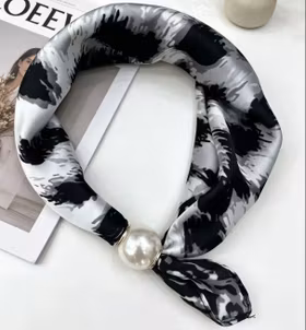 Scarf med pärla - Leo - Svart