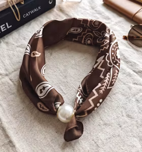 Scarf med pärla - Jessi - Brun