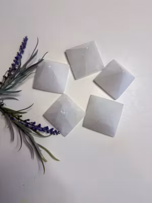 Selenit pyramid 5cm