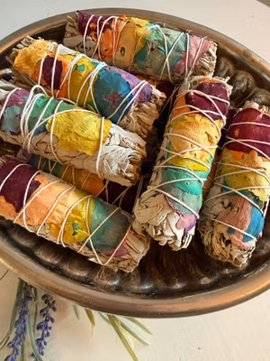 Salviabunten med chakrafärger och rosenblad