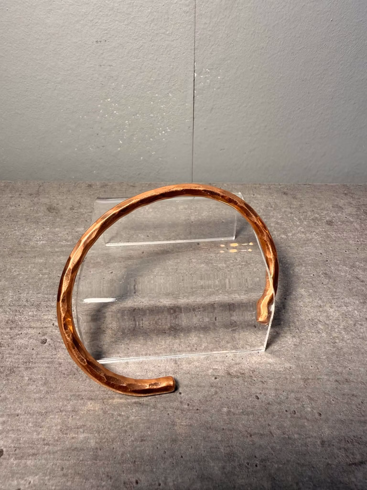 Massivt koppararmband – hamrad design