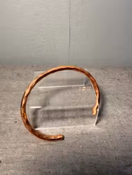 Massivt koppararmband – hamrad design