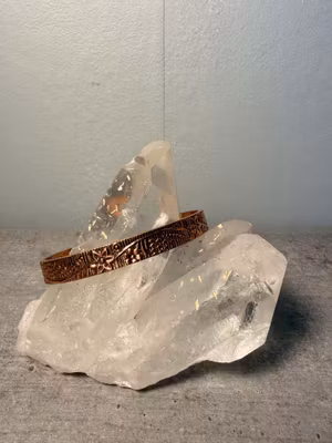 Magnetiskt koppararmband med floralt mönster