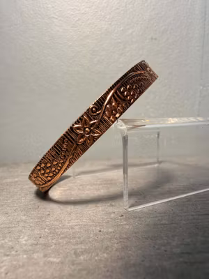 Magnetiskt koppararmband med floralt mönster