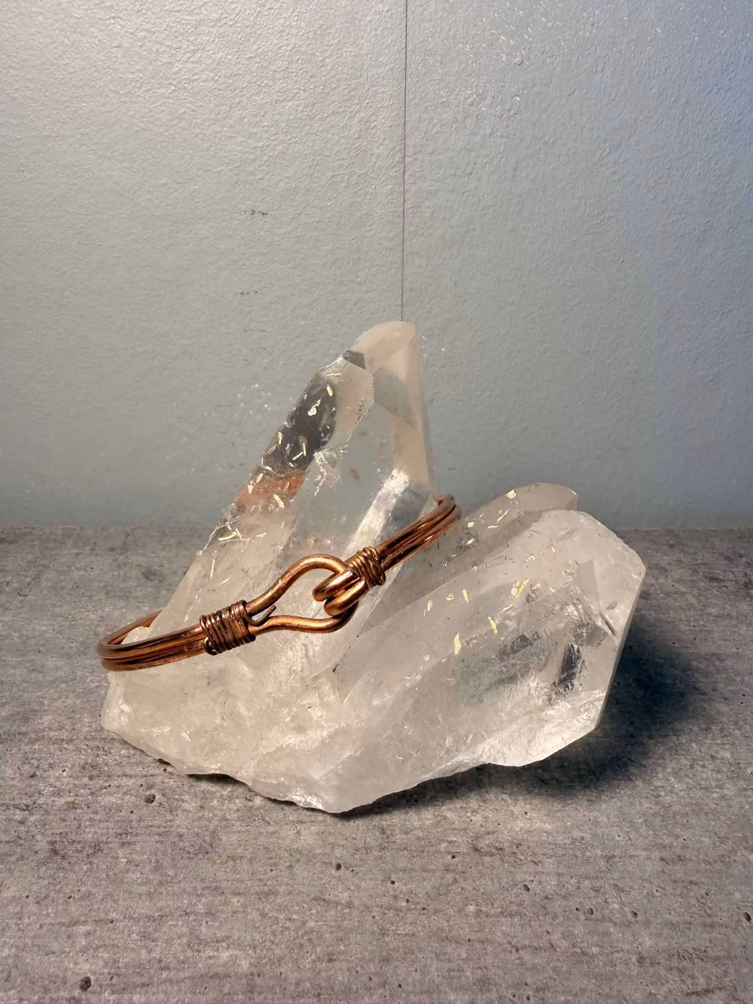Koppararmband med dekorativ krok