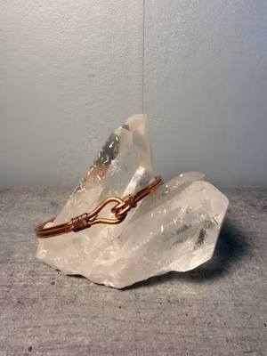Koppararmband med dekorativ krok