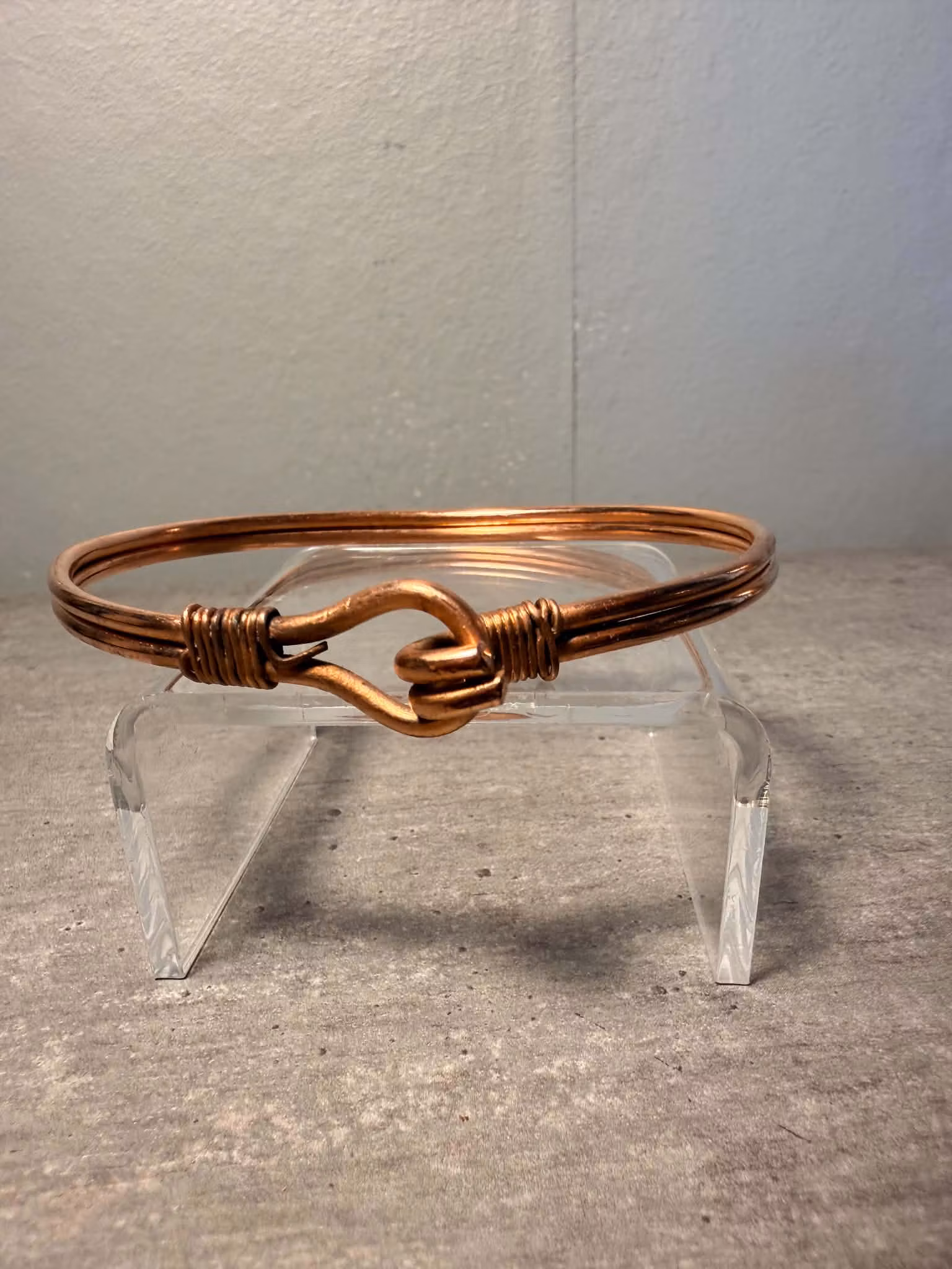 Koppararmband med dekorativ krok