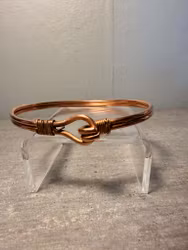 Koppararmband med dekorativ krok