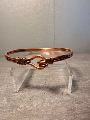 Koppararmband med dekorativ krok