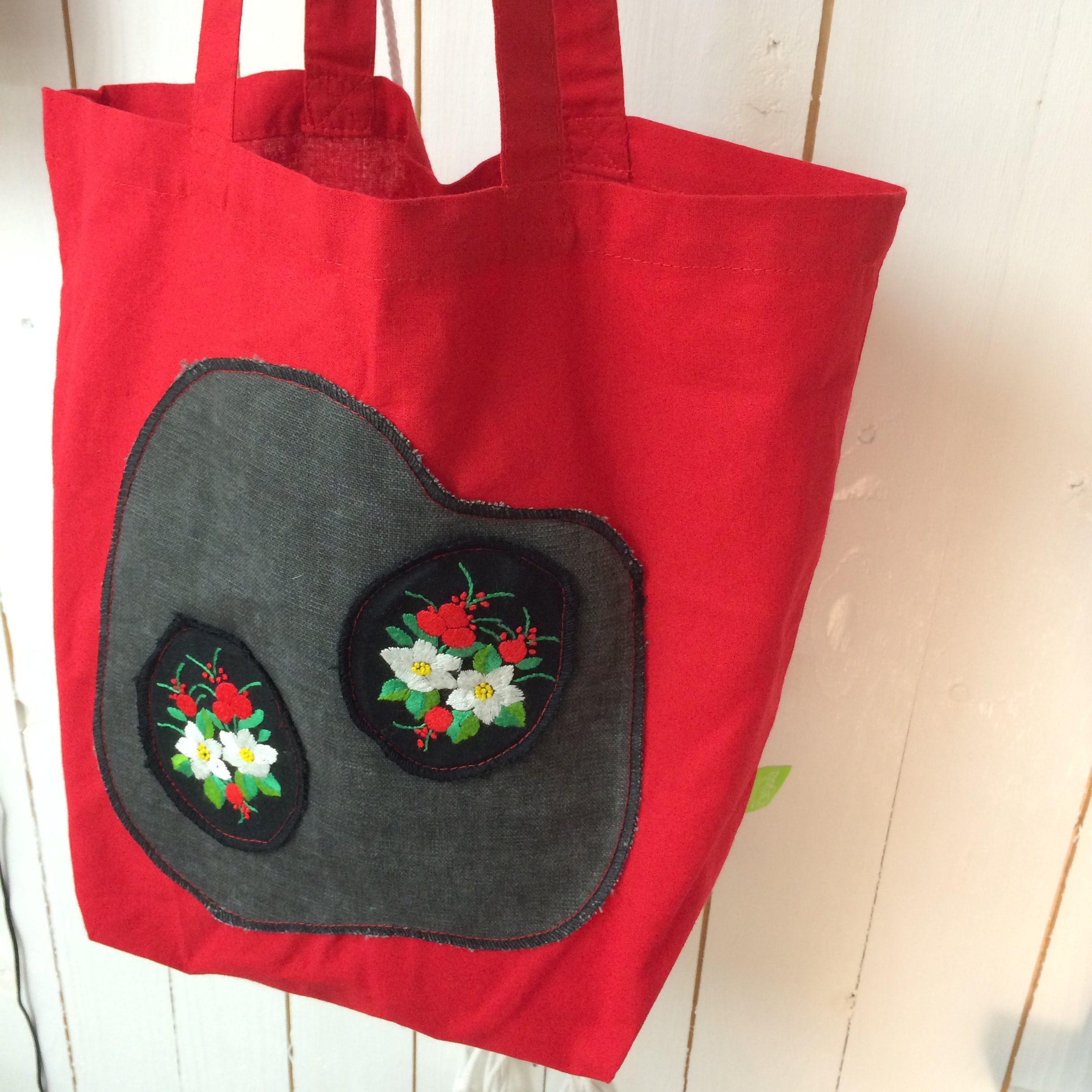 Tygpåse med broderad applikation