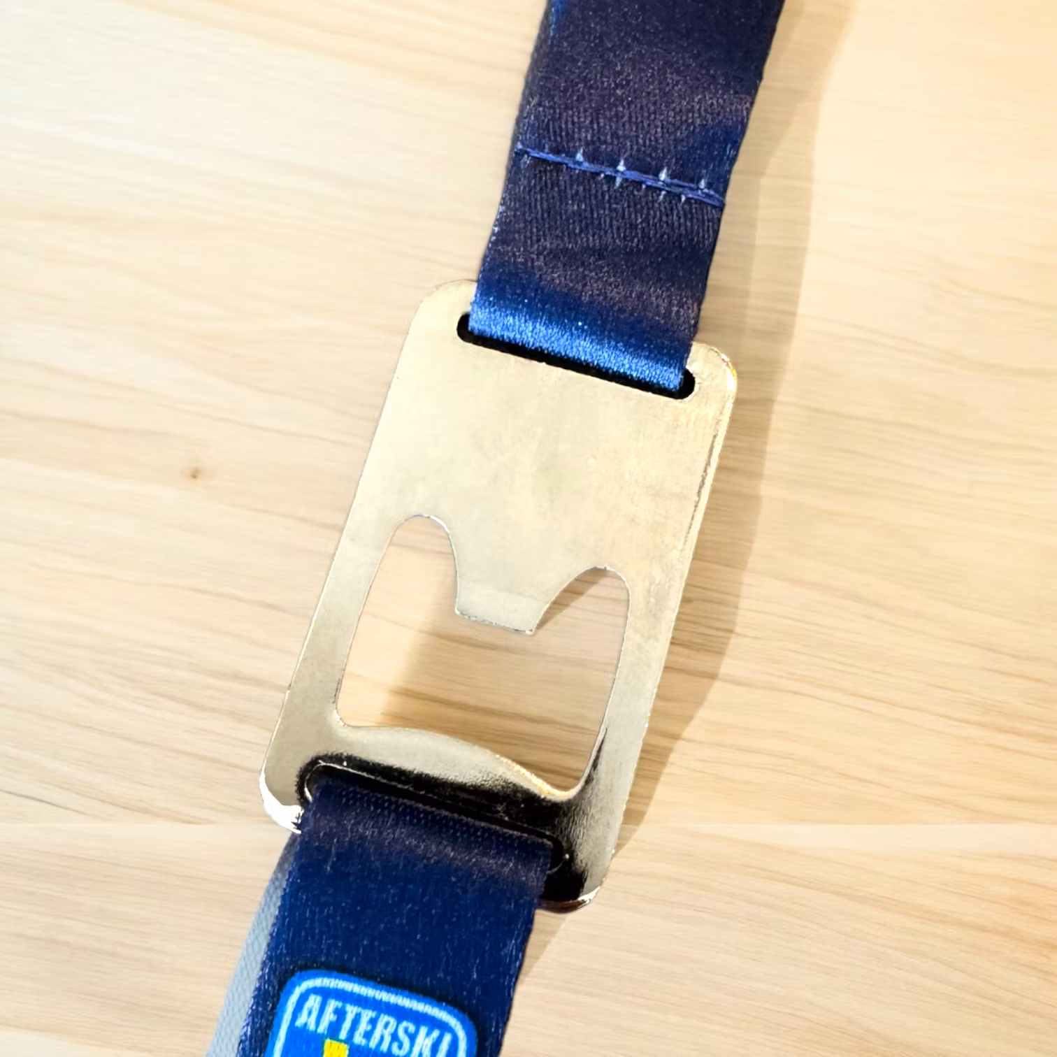 Liftkortshållare med ölöppnare