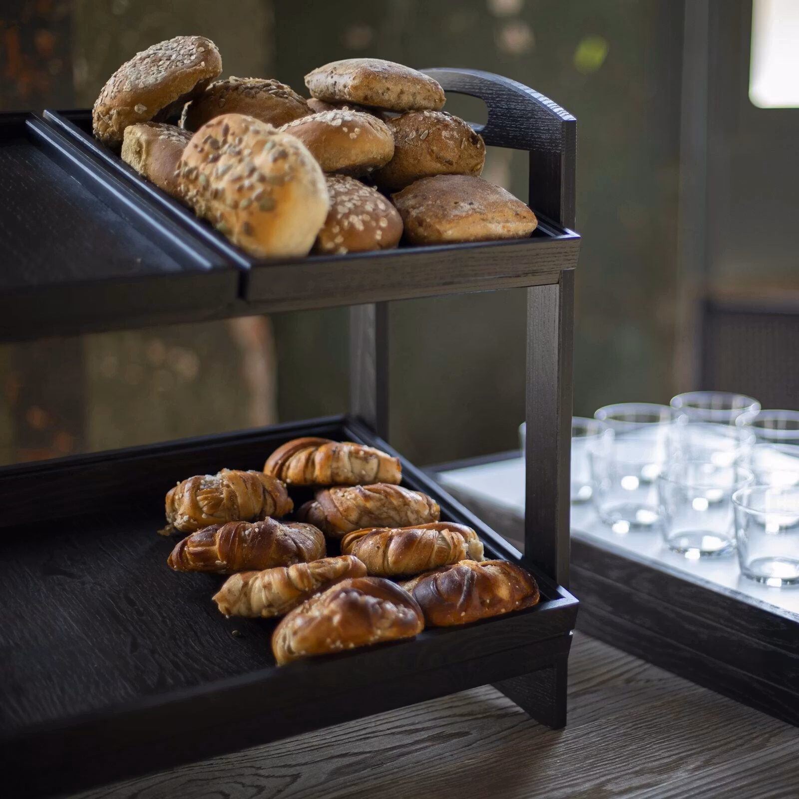 Upphöjare 2 nivåer för GN 1/1 och GN 1/2, Havanna Black