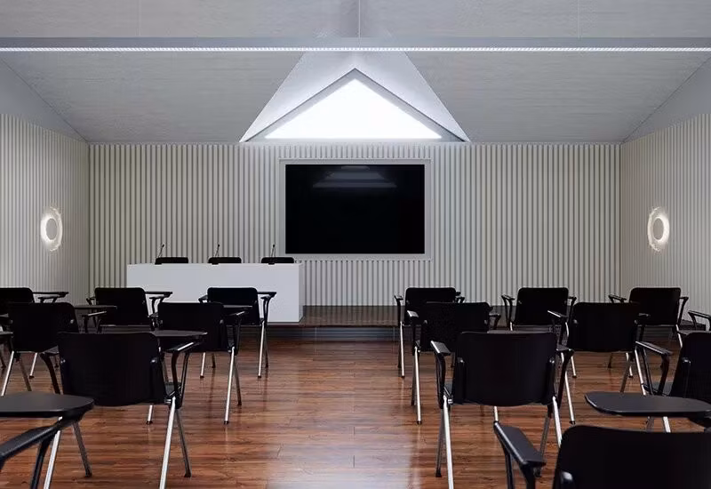 Konferensstol Vittoria med skrivplatta