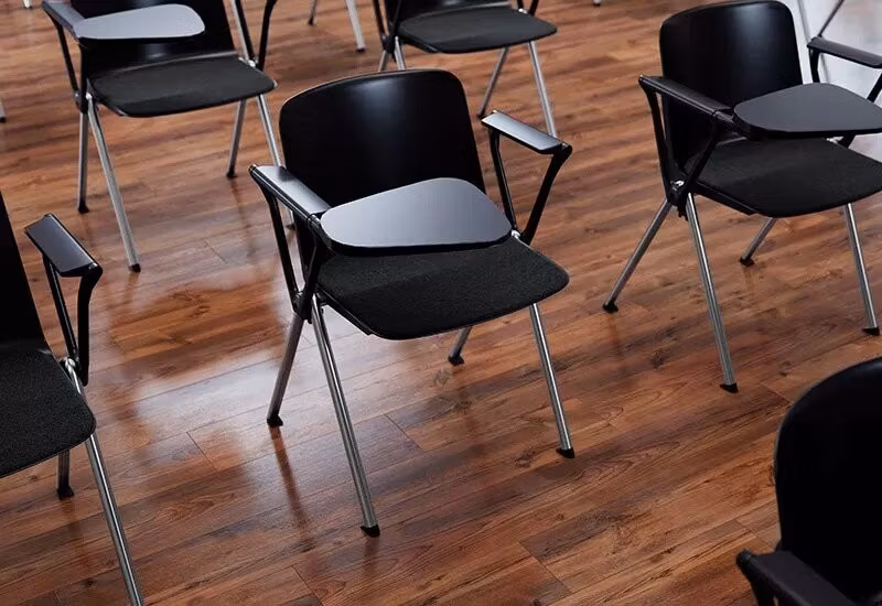 Konferensstol Vittoria med skrivplatta