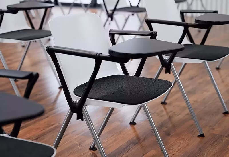 Konferensstol Vittoria med skrivplatta