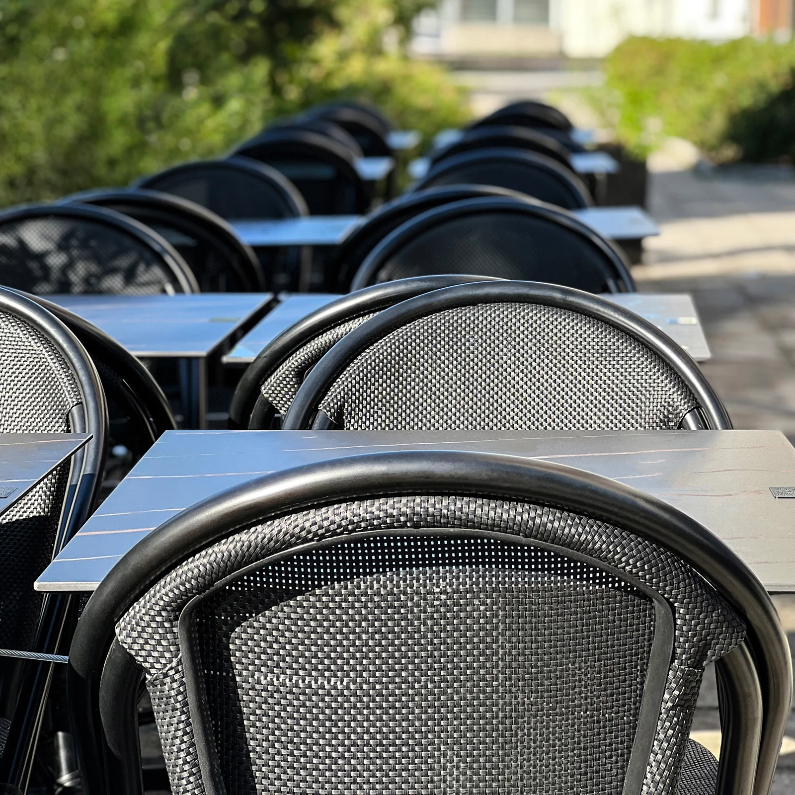 Stol Menton, Svart texteline