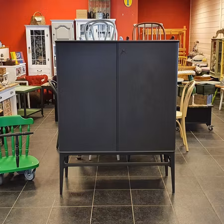 Serveringsskåp "Renoveringsuppdrag"