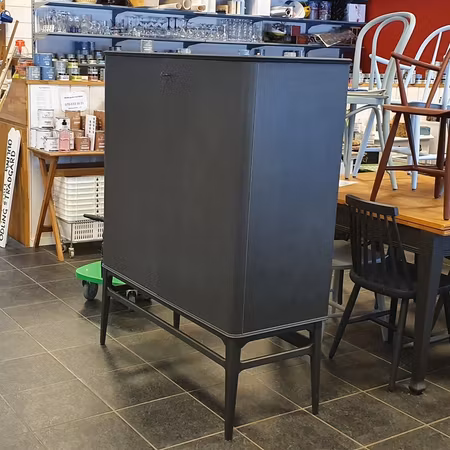Serveringsskåp "Renoveringsuppdrag"