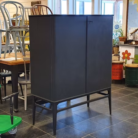 Serveringsskåp "Renoveringsuppdrag"