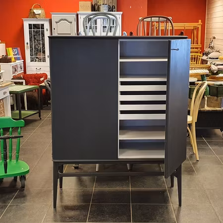 Serveringsskåp "Renoveringsuppdrag"
