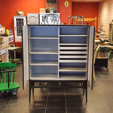 Serveringsskåp "Renoveringsuppdrag"