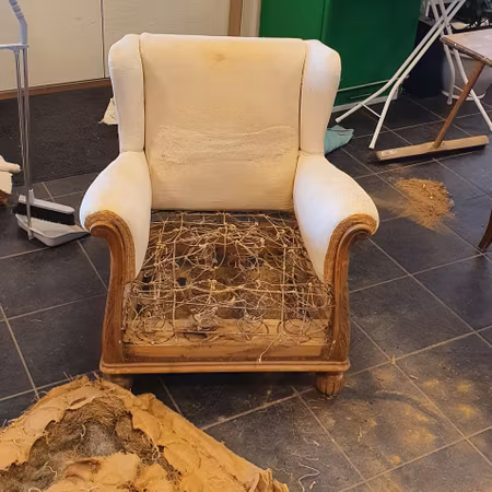 Öronlappsfåtölj "Renoveringsuppdrag"