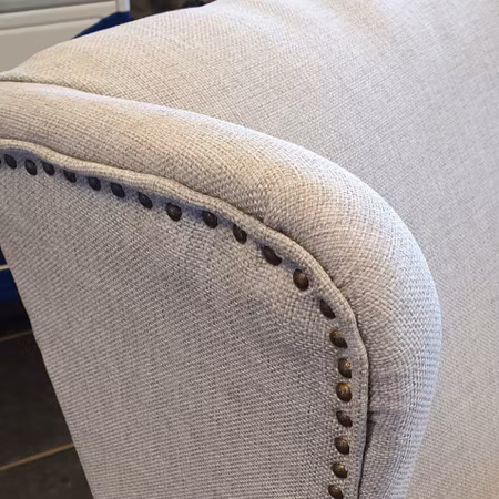 Öronlappsfåtölj "Renoveringsuppdrag"
