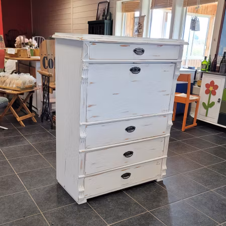Chiffonjé "Renoveringsuppdrag"