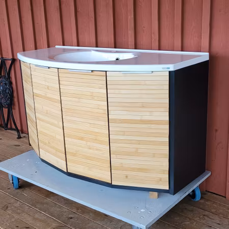 Badrumsskåp"Renoveringsuppdrag"