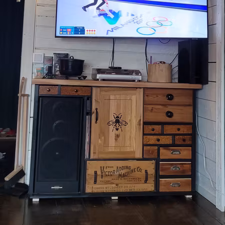 Tv-bänk/mediamöbel "Kunduppdrag"