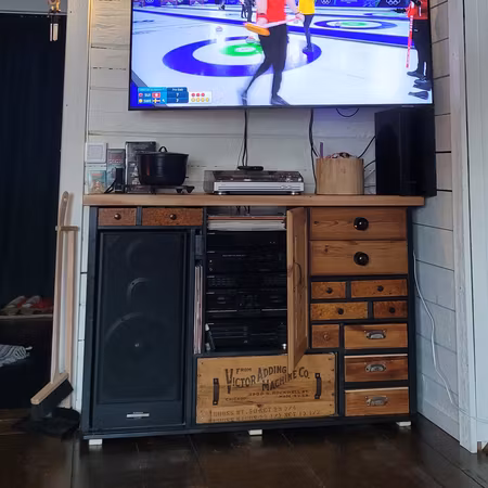 Tv-bänk/mediamöbel "Kunduppdrag"