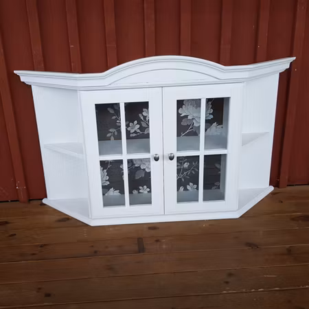 Vägghängt vitrinskåp "Renoveringsuppdrag"