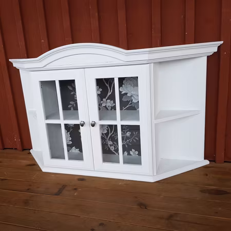 Vägghängt vitrinskåp "Renoveringsuppdrag"