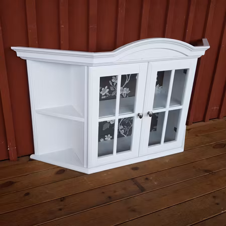 Vägghängt vitrinskåp "Renoveringsuppdrag"