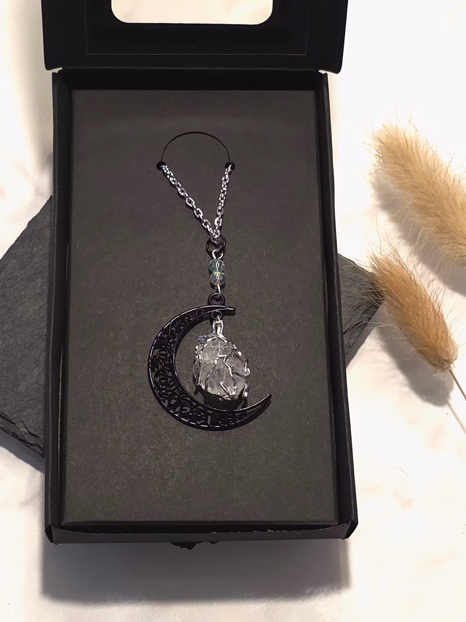 Halsband med bergkristall och måne