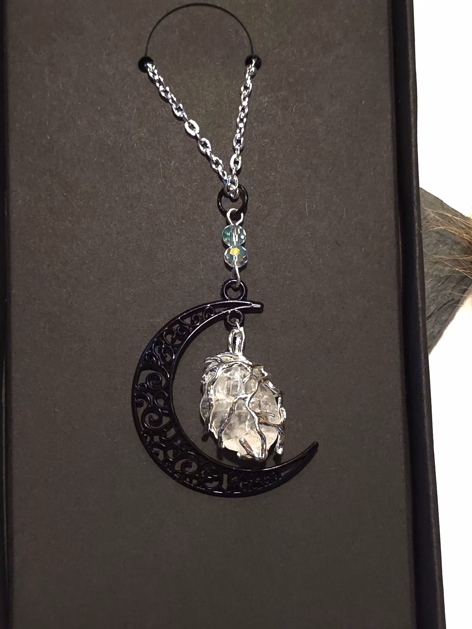 Halsband med bergkristall och måne