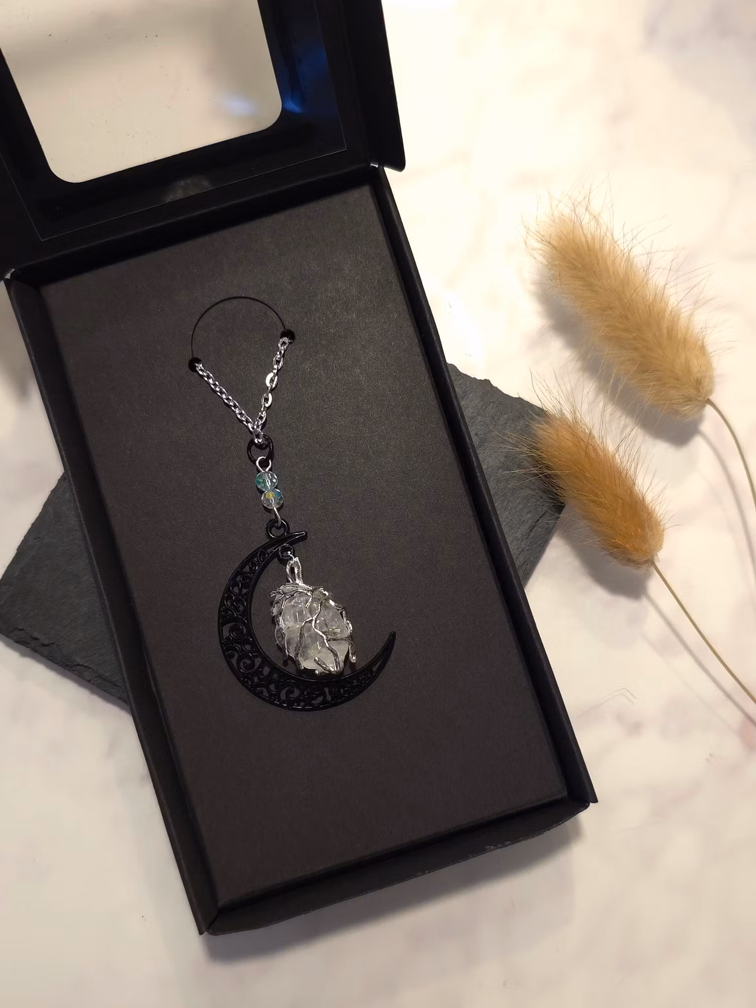 Halsband med bergkristall och måne