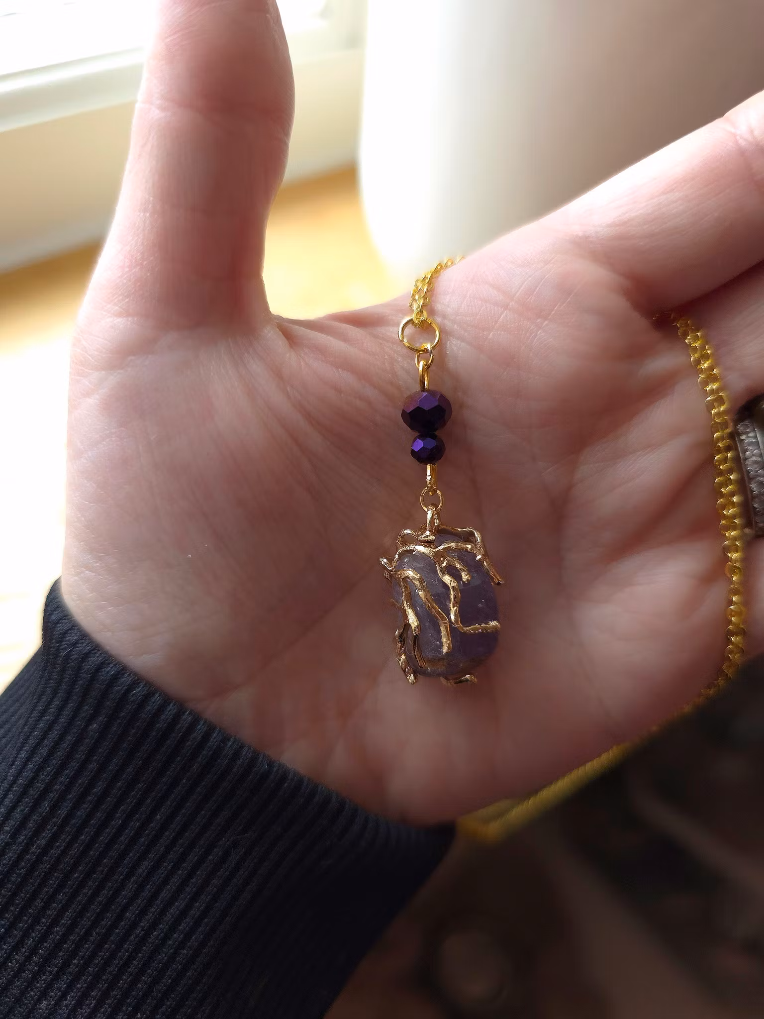 Halsband med polerad ametist