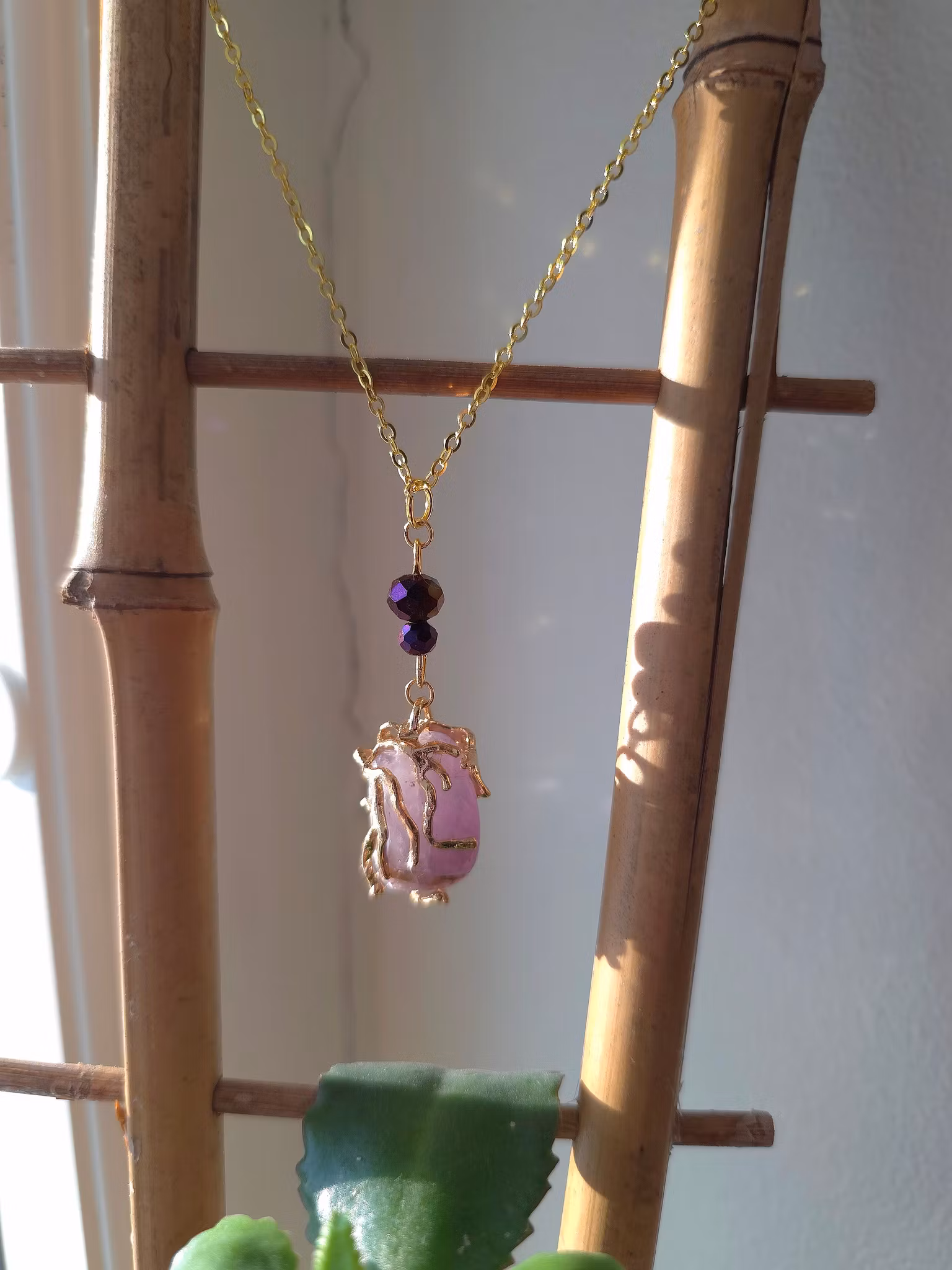 Halsband med polerad ametist