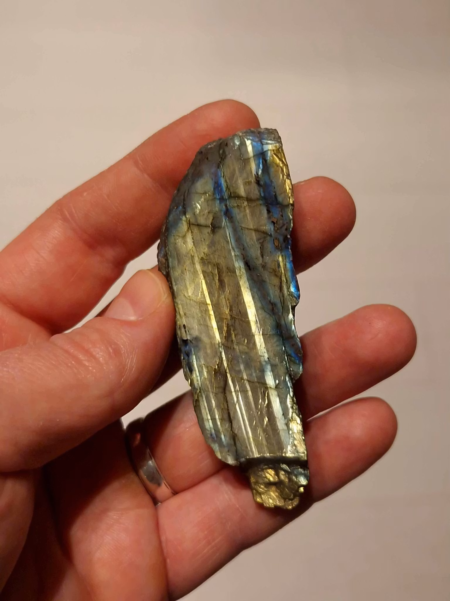 Labradorit Halvpolerad Skiva 60 gram