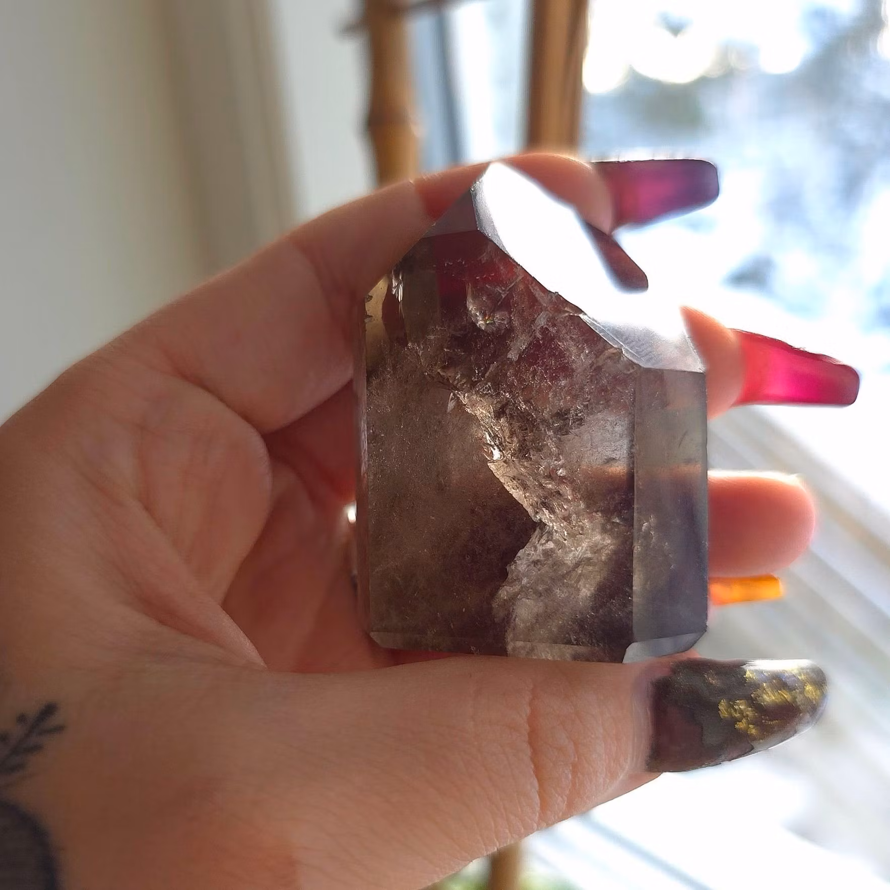 Rökkvarts Spets Med Regnbågar