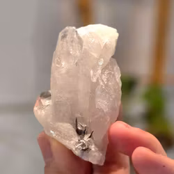 Kluster Av Bergkristall Med Turmalin 70 g