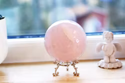 Klot Av Rosenkvarts 907 gr Naturliga Inklusioner & Regnbågsreflexer