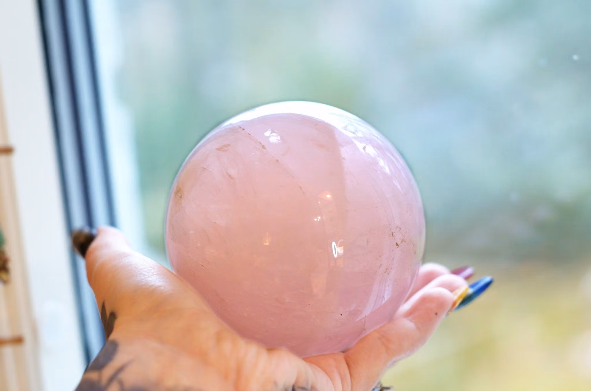 Klot Av Rosenkvarts 907 gr Naturliga Inklusioner & Regnbågsreflexer