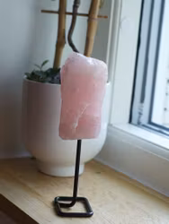 Rå Rosenkvarts På Ställning