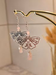 Fjärilar Med Rosenkvarts Hängande